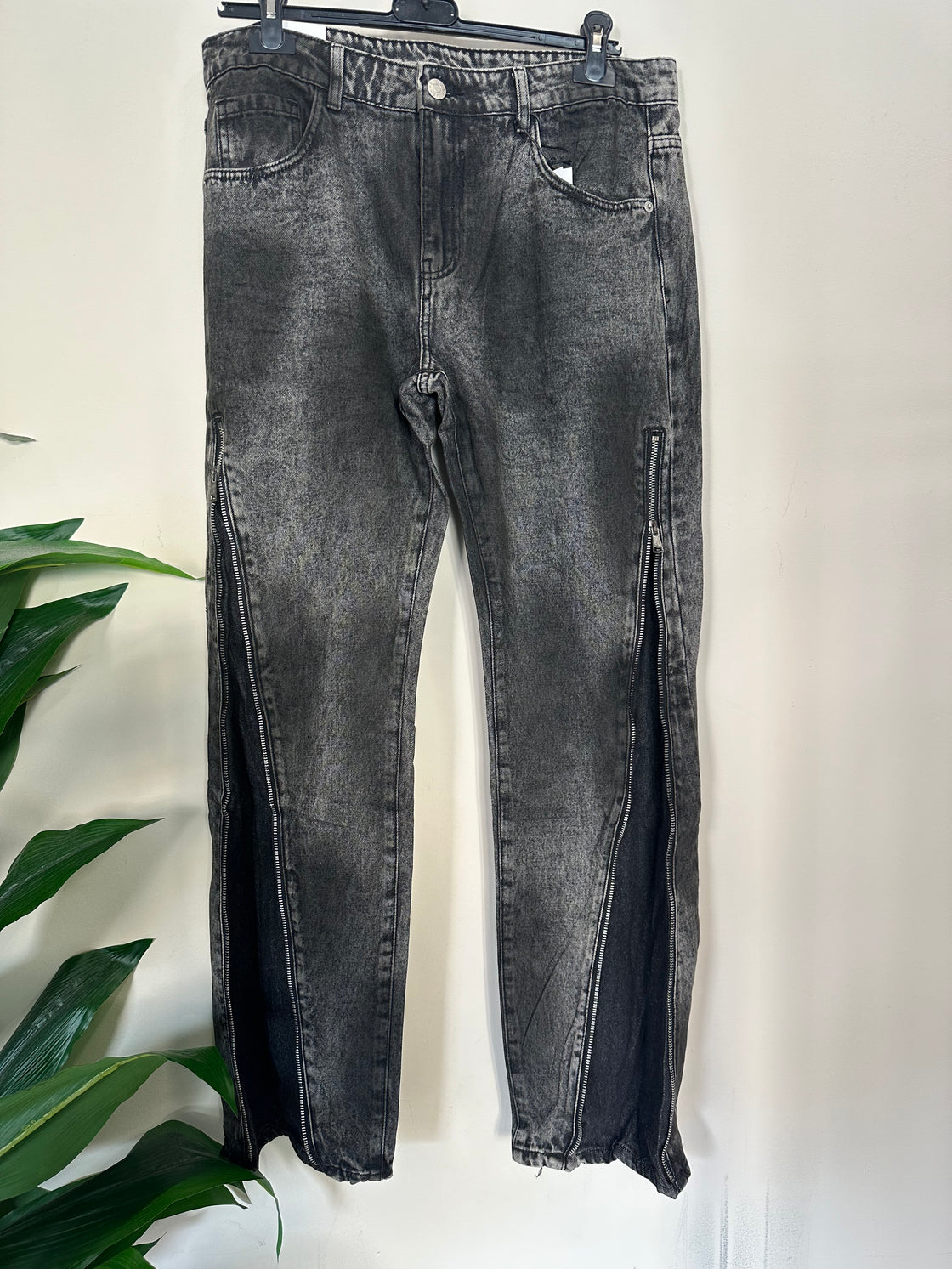 Jeans flaire con zip laterale