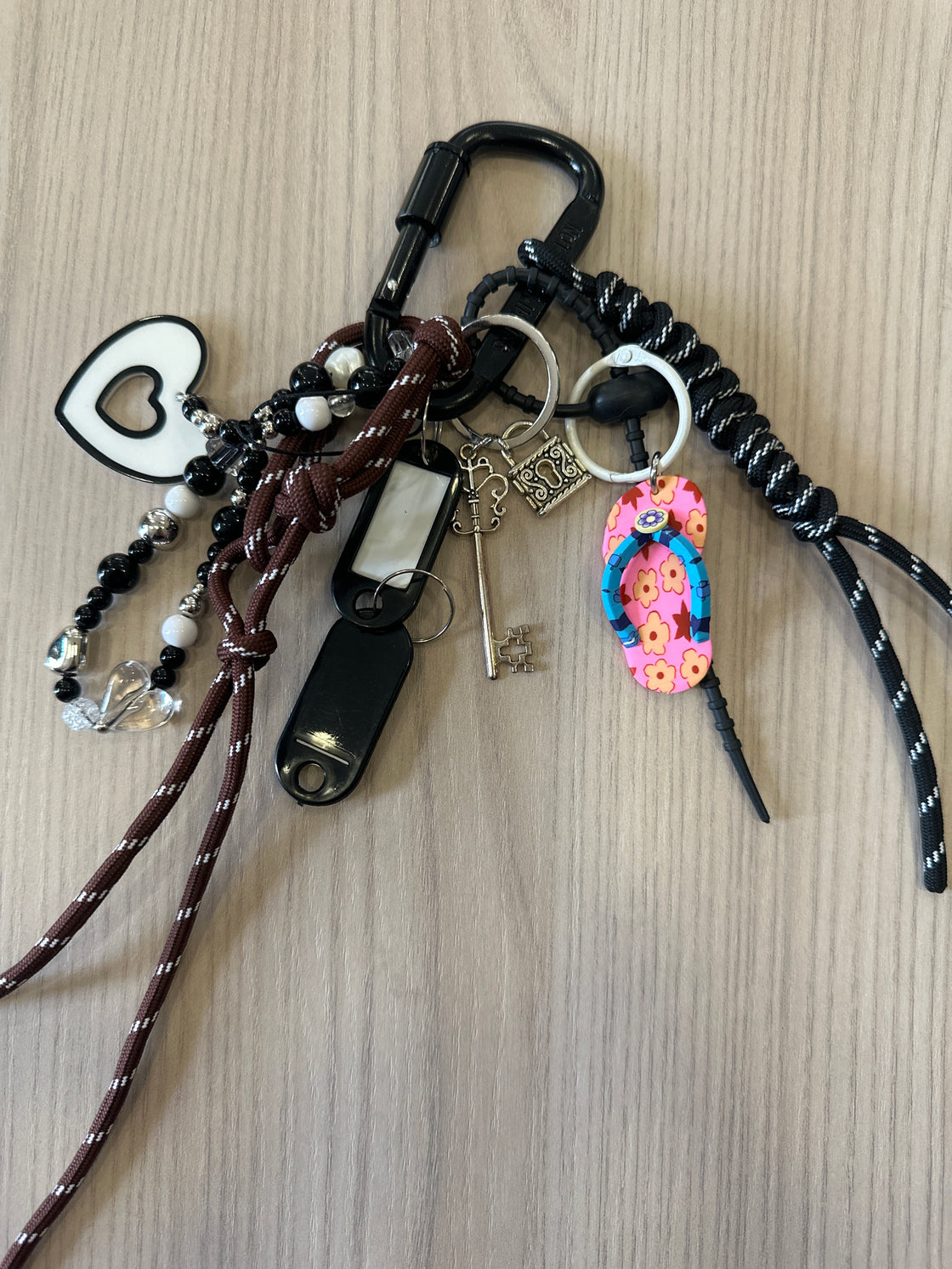 Charm mod balenciaga