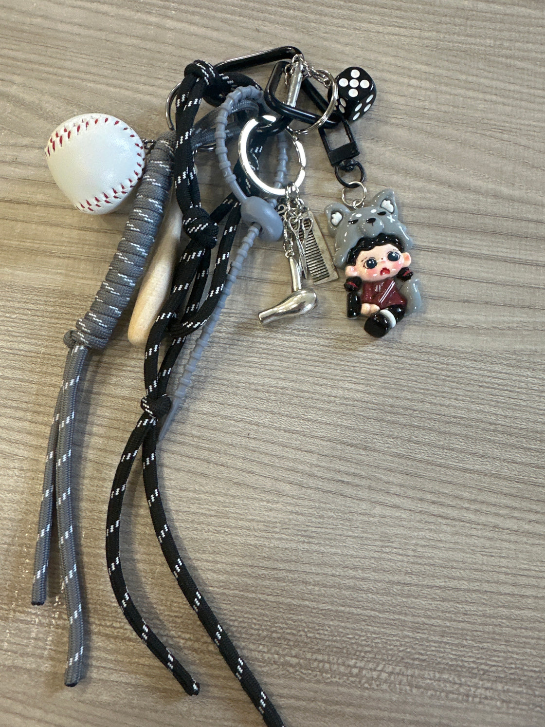 Charm mod balenciaga